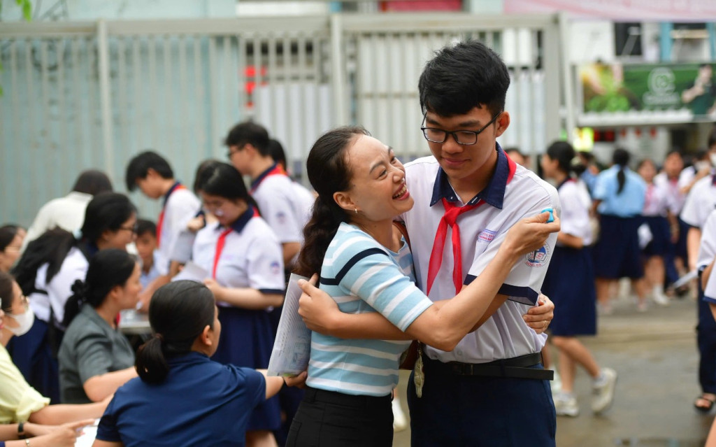Cô Nhung ôm động viên học trò ở THCS Đống Đa, Phường Thạnh Mỹ Tây, lúc 6h30 (Ảnh: Thanh Tùng)