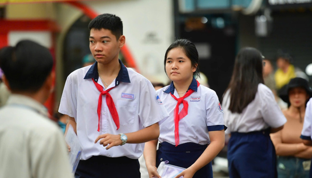 Thí sinh đến điểm thi trường THCS Đống Đa, Phường Thạnh Mỹ Tây (Ảnh: Thanh Tùng)