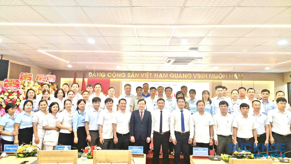 Lãnh đạo sở Y tế vfa Giám đốc Bệnh viên và TTYT khu vực cùng toàn thể lãnh đạo khoa phòng TTYT khu vực Yên Lập chụp ảnh lưu niệm (ảnh: ĐT)