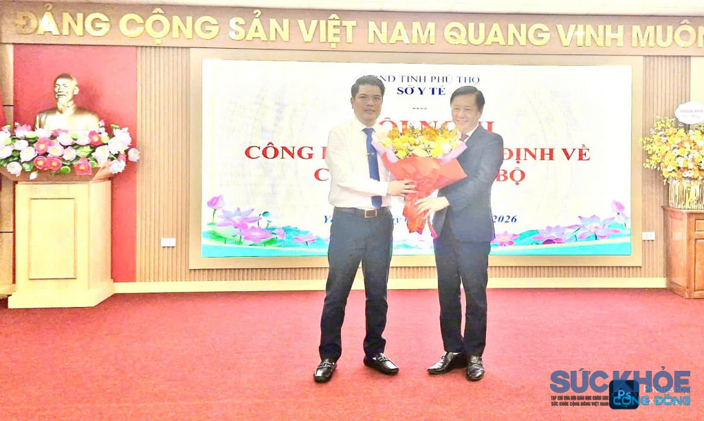 Ông Lê Quang Thọ, PGD sở Y tế tặng hoa chúc mừng ông Lê Công Bình, giữ chức  PGD Bệnh viện đa khoa tỉnh Phú Thọ (ảnh: ĐT)