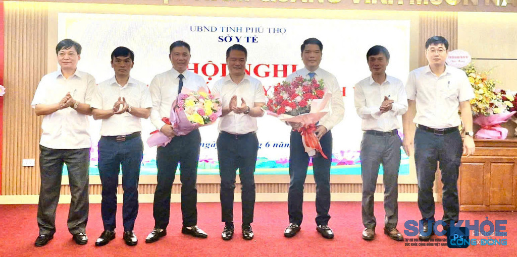 Ông Lê Đình Thanh Sơn, Giám đốc Bệnh viện đa khoa tỉnh Phú Thọ tặng hoa chúc mừng(ảnh: ĐT)