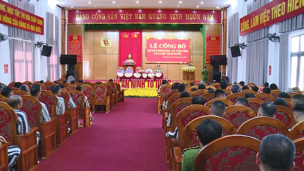Quang cảnh buổi lễ công bố Quyết định đặc xá của Chủ tịch nước tại Trại giam Thanh Cẩm (Ảnh: Tuyết Hạnh)