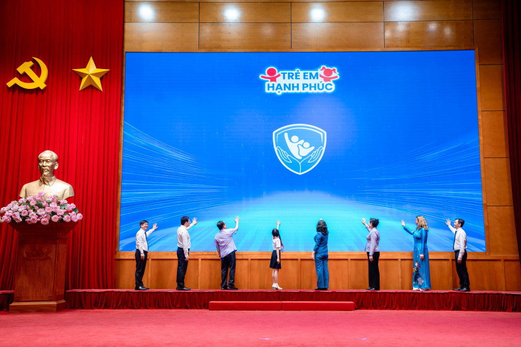 Các đại biểu thực hiện nghi thức phát động Tháng hành động vì trẻ em Việt Nam năm 2026 (Ảnh: VN).