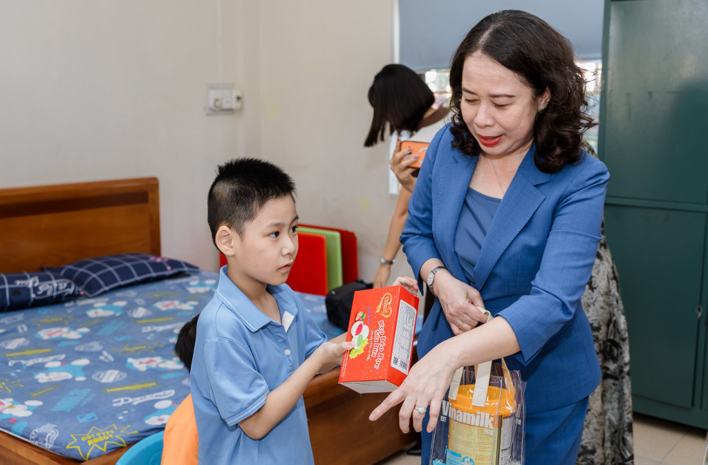 Bà Võ Thị Ánh Xuân - Bí thư Trung ương Đảng, Phó Chủ tịch nước – trao tặng những phần quà đến các em tại Trung tâm Trợ giúp Xã hội tỉnh Quảng Ninh.