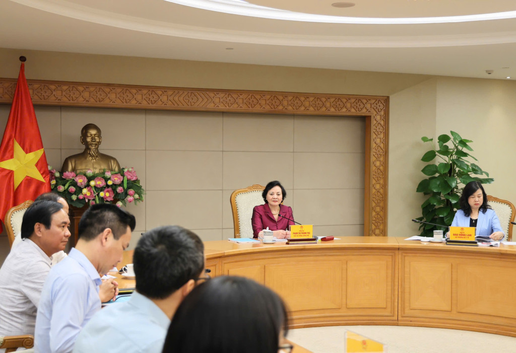 Phó Thủ tướng nhấn mạnh bảo vệ sức khỏe và tính mạng nhân dân phải được đặt lên hàng đầu (Ảnh: VGP/Thu Giang)