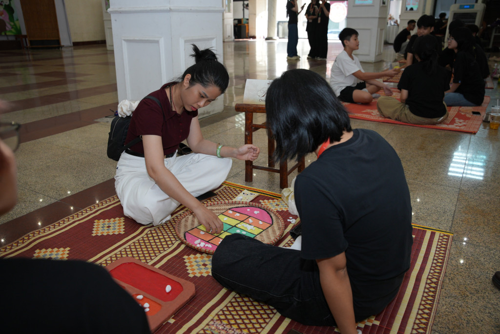 Người chơi hào hứng tham gia hoạt động trải nghiệm tại “Hội sân đình”.