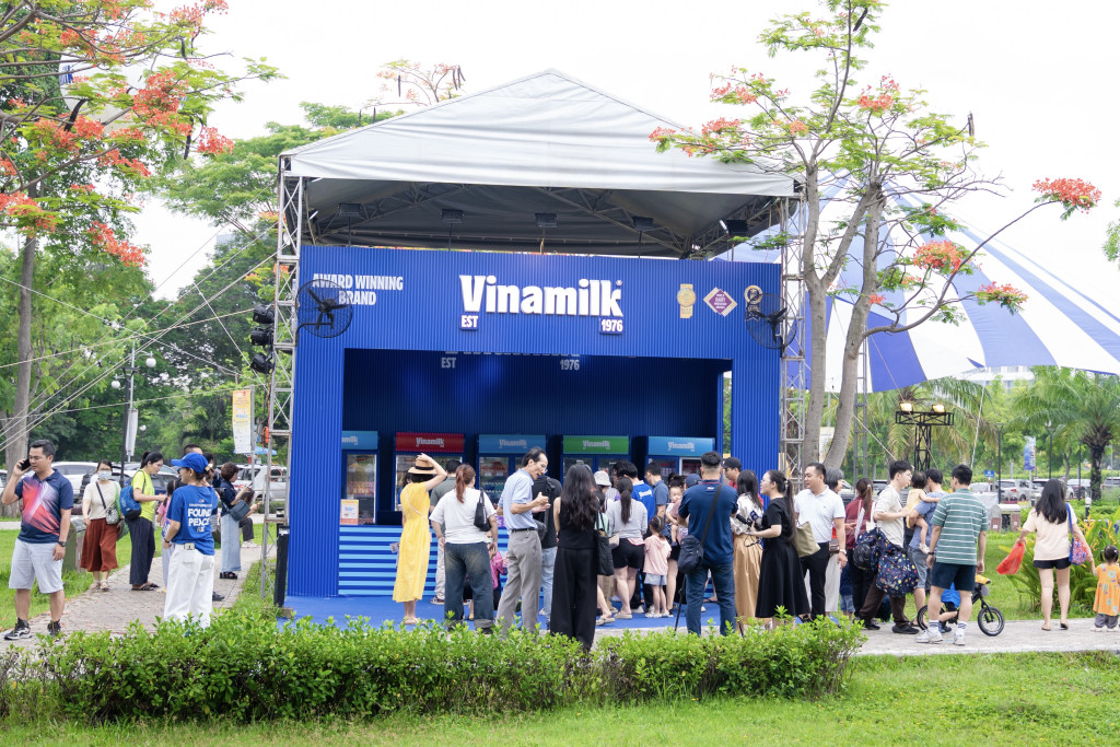 Nhiều gia đình ghé thăm và thưởng thức các sản phẩm dinh dưỡng Vinamilk tại không gian trải nghiệm của thương hiệu quốc dân này. Ảnh: Vi Nam.