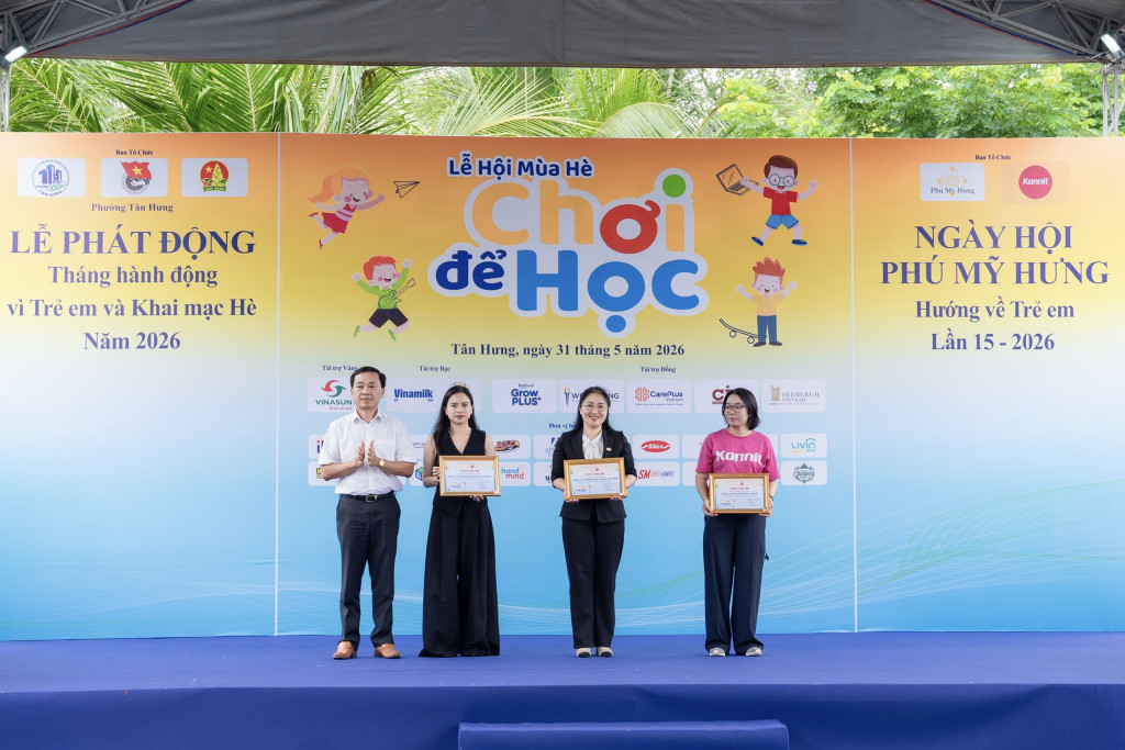 Bà Lê Thị Trâm Anh, Trưởng Bộ phận Truyền thông Marketing Vinamilk (thứ 2 từ trái qua), nhận kỷ niệm chương của chương trình. Ảnh: Vi Nam