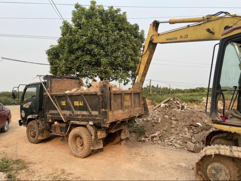 Công an xã Mễ Sở phát hiện hành vi đổ, tập kết đất thải, gạch vỡ, bê tông vỡ xuống khu đất lưu không thuộc hành lang đường điện. (Ảnh: CAHY)