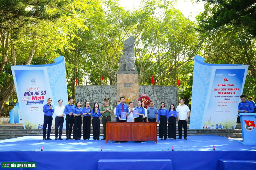 Công an Thanh Hóa đã phát huy vai trò xung kích, tình nguyện, trách nhiệm vì cộng đồng, tích cực phối hợp với Ban Thường vụ Tỉnh đoàn triển khai nhiều hoạt động thiết thực, ý nghĩa, trọng tâm là phát động “Chiến dịch Mùa hè số cùng VNeID”