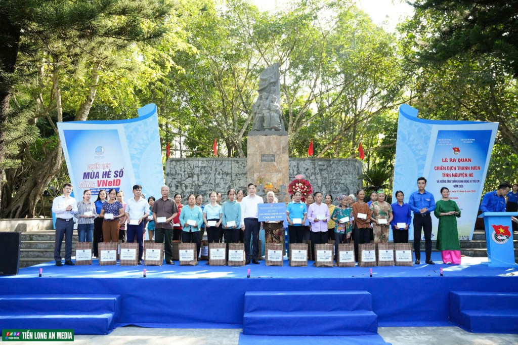 Ban Tổ chức đã trao tặng nhiều nguồn lực an sinh xã hội ý nghĩa cho người dân và thanh thiếu nhi có hoàn cảnh khó khăn trên địa bàn
