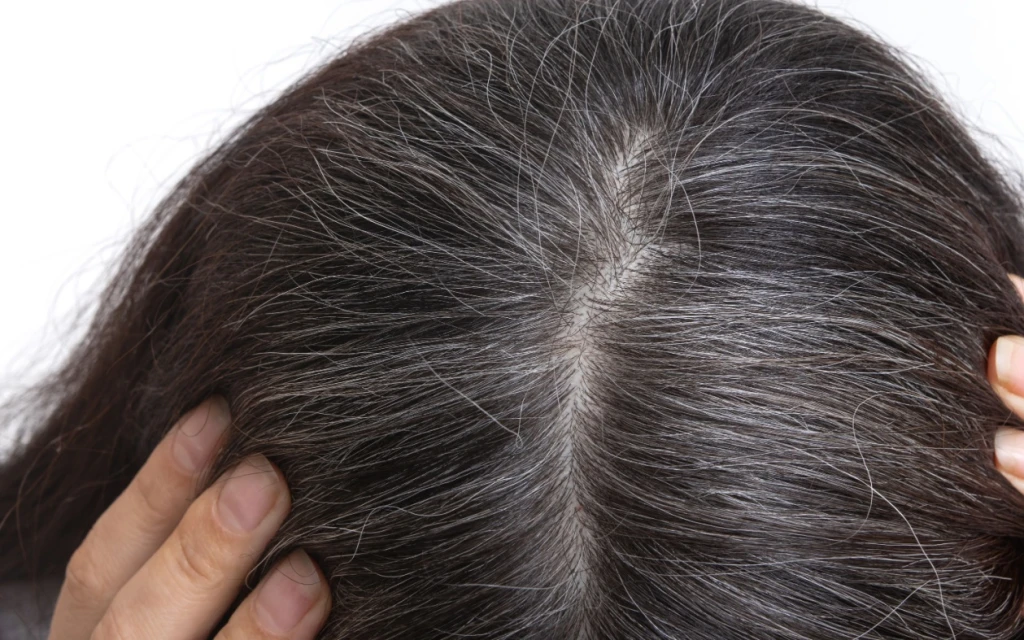 Phụ huynh nên xây dựng cho trẻ lối sống lành mạnh để hạn chế tóc bạc sớm (Ảnh: Sưu tầm)