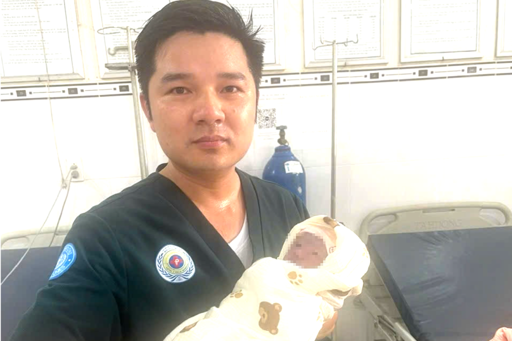 Đại úy Phạm Minh Trung cùng các y, bác sĩ phối hợp với Trạm y tế địa phương tiến hành các biện pháp cấp cứu đúng quy trình, bảo đảm sức khỏe sản phụ và trẻ sơ sinh