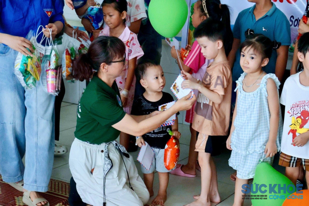 Nhóm thiện nguyện tặng quà cho các cháu thiếu Nhi (ảnh: TL)