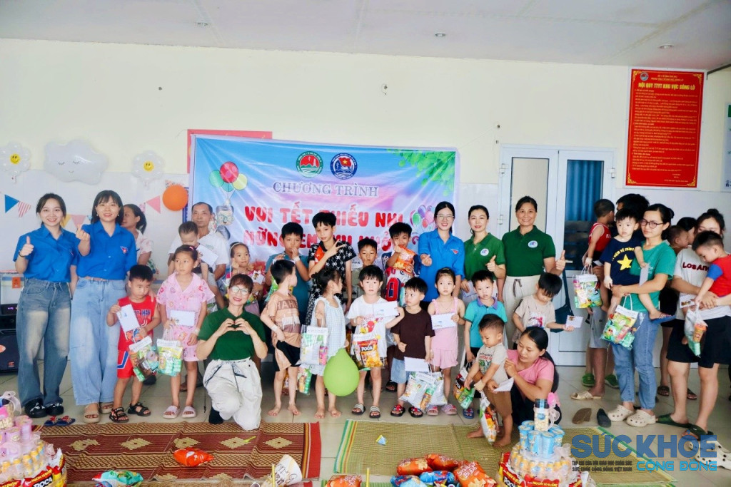 Trao quà cho các cháu thiếu nhi ngày 1/6 tại TTYT Khu vực Sông Lô (ảnh: TL)
