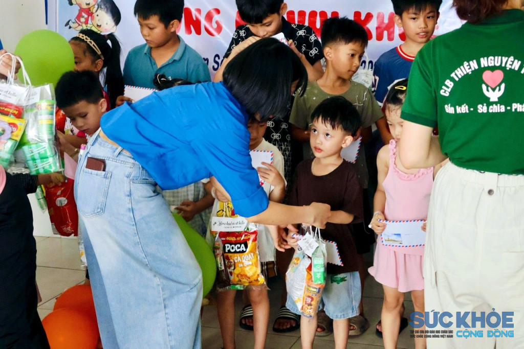 Tặng quà cho các cháu thiếu Nhi (ảnh: TL)