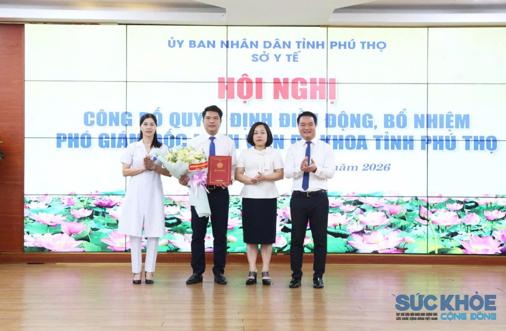 Ban giám đốc Bệnh viện đa khoa tỉnh Phú Thọ tăng hoa chúc mừng ông Lê Công Bình (ảnh: ĐT)