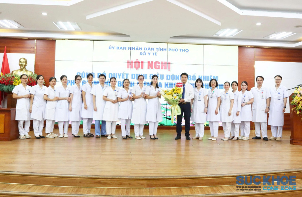 Lãnh đạo Bệnh viện và các khoa phòng tặng hoa chúc mừng ông Lê Công Bình (ảnh: ĐT)