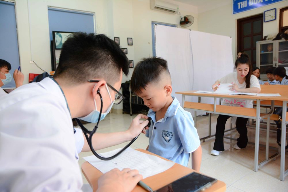 Thực hiện kiểm tra sức khỏe đầu năm học, khám sức khỏe định kỳ hoặc khám sàng lọc miễn phí một số bệnh, tật thường gặp cho người học ít nhất mỗi năm một lần theo lộ trình quy định