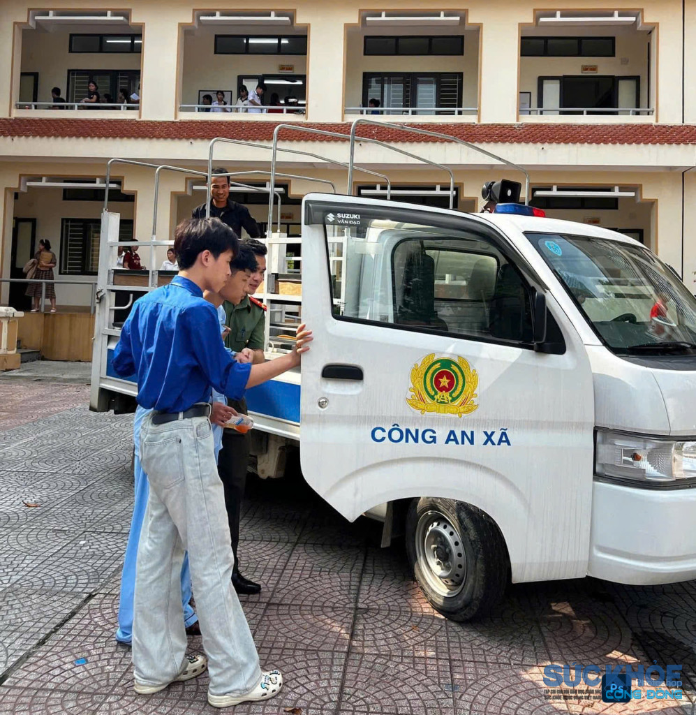 Hỗ trợ học sinh lên xe của lược lượng công an( ảnh: TL)