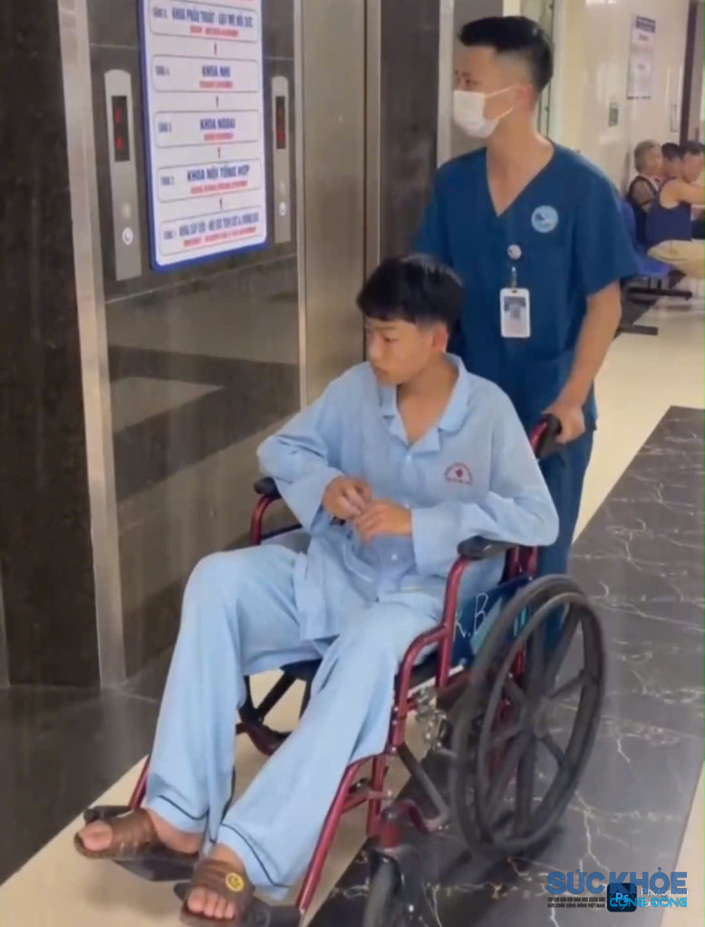 Nhân viên y tế đưa học sinh đến Hội đồng thi (ảnh: TL)