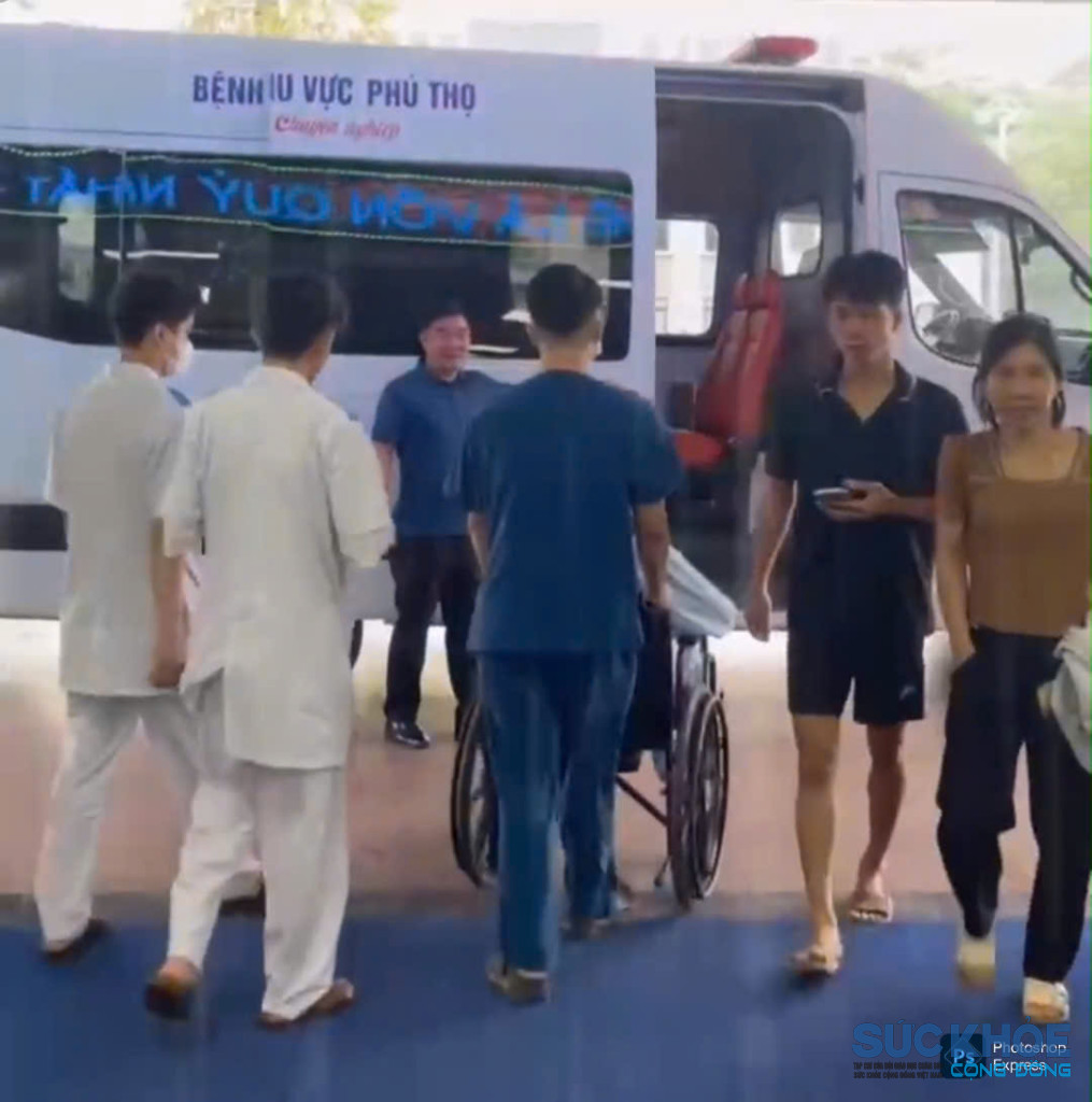 Xe và e kíp Bệnh viện đa khoa khu vực Phú Thọ hỗ trợ học sinh đến Hội đồng thi (ảnh: TL)