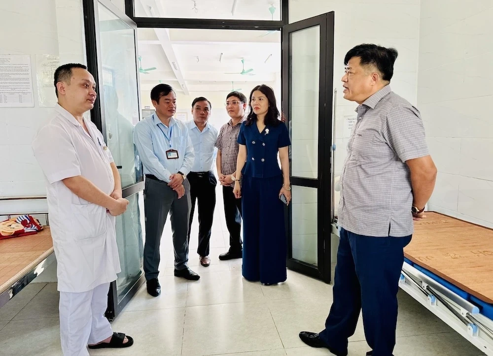 Đoàn giám sát khảo sát điều kiện khám chữa bệnh tại Trạm Y tế Vạn Xuân, xã Vạn Xuân (Ảnh: Tô Hà)