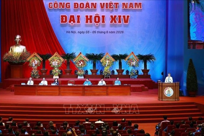 Thủ tướng Lê Minh Hưng phát biểu trao đổi, thảo luận với đại biểu dự Đại hội XIV Công đoàn Việt Nam (Ảnh: Dương Giang/TTXVN)