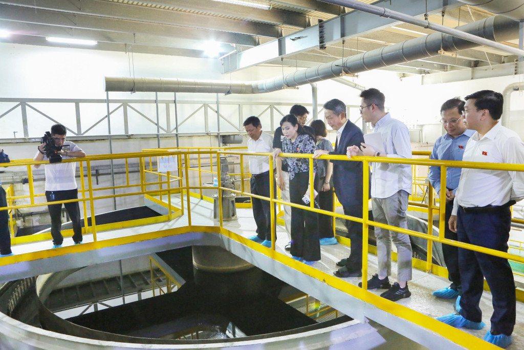 Đoàn công tác của Ủy ban Khoa học, Công nghệ và Môi trường khảo sát khu xử lý khí thải và bụi tại Khu công nghiệp Bá Thiện 2 (Phú Thọ) tháng 5/2026 (Ảnh: Thanh Chi)