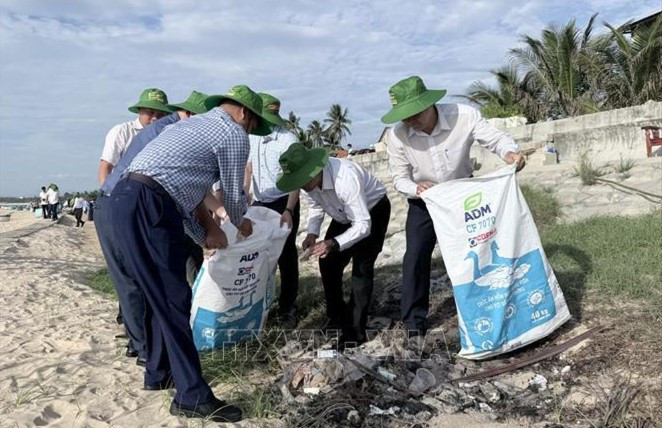 Lãnh đạo tỉnh Đắk Lắk thu gom rác tại bãi biển Long Thủy (phường Bình Kiến) (Ảnh: Tường Quân/TTXVN)