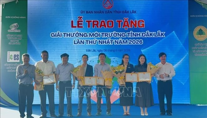 Trao giải cuộc thi Môi trường lần thứ nhất năm 2026 (Ảnh: Tường Quân/TTXVN)