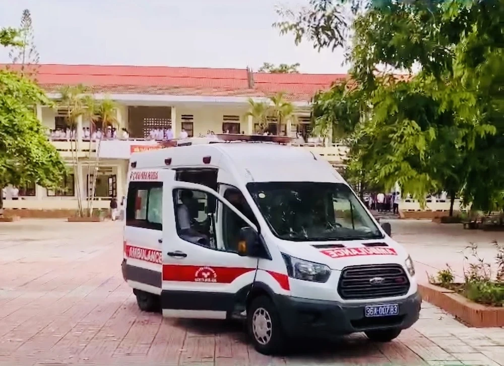 Bệnh viện Nhi Thanh Hóa đưa học sinh đến điểm thi an toàn.