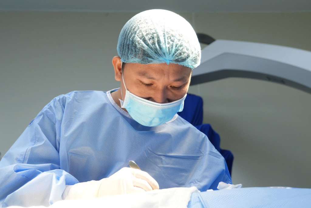 BSCKI Võ Doãn Tiến, Khoa Ngoại thần kinh, Bệnh viện Đa khoa Quốc tế Minh Anh thực hiện phẫu thuật giải ép vi mạch cho bệnh nhân bị co giật nửa mặt do xung đột mạch máu - thần kinh (Ảnh: BVCC)