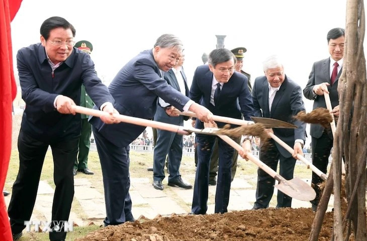 Tổng Bí thư Tô Lâm và các đại biểu trồng cây tại lễ phát động Tết trồng cây 