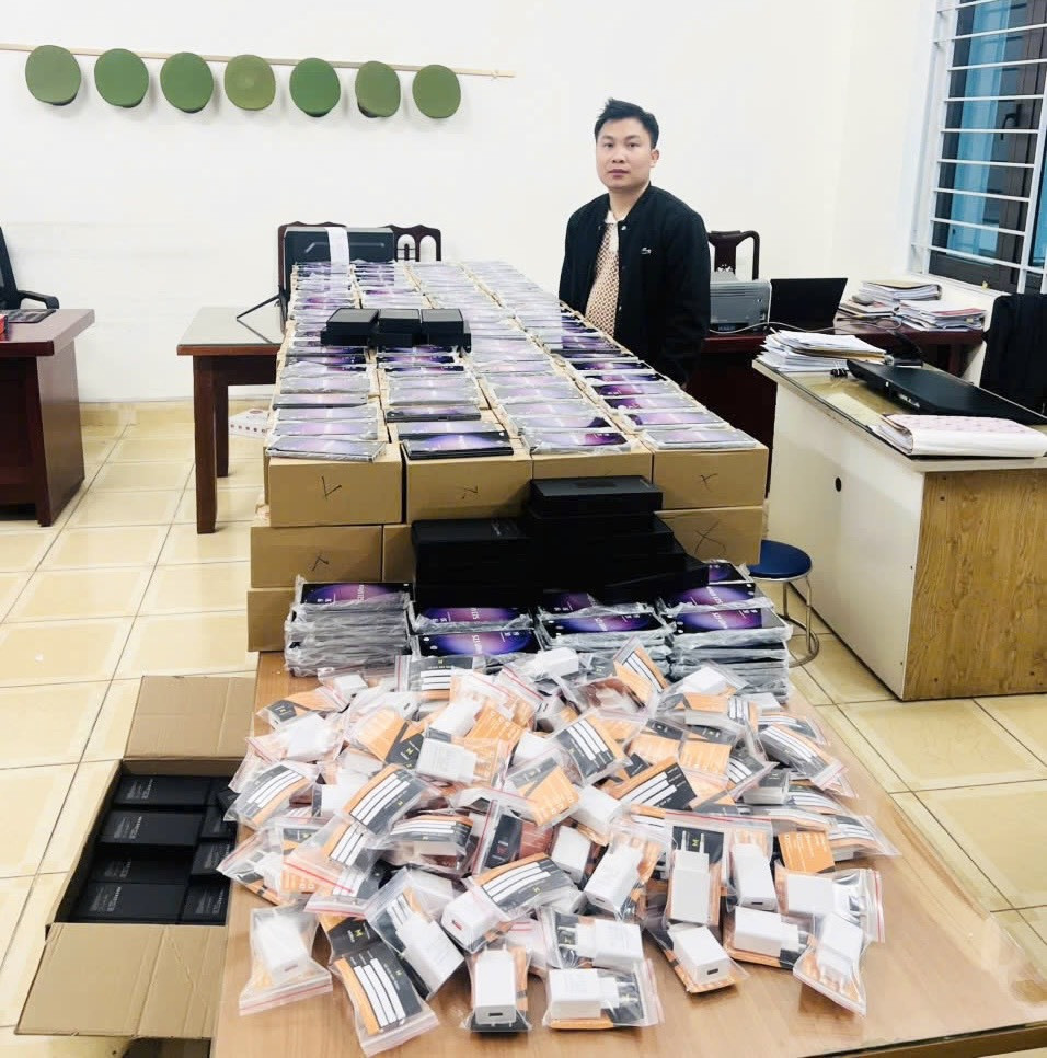 Đối tượng Chu Hữu Kiên Sơn cùng tang vật bị thu giữ (Ảnh: CACC)