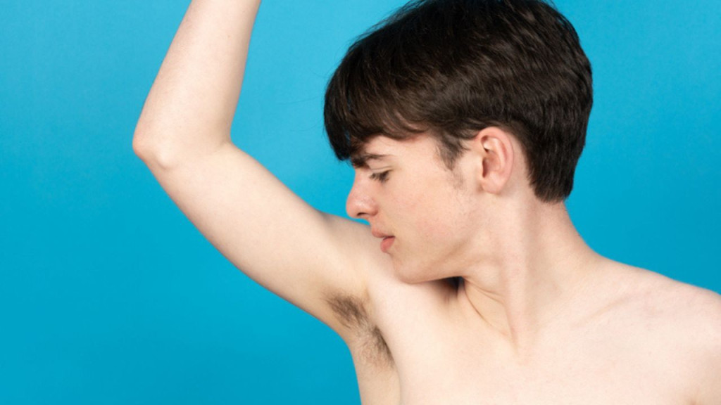 Hôi nách ở tuổi dậy thì xuất phát từ sự thay đổi hormone kích thích tuyến mồ hôi dầu hoạt động mạnh, kết hợp với vi khuẩn trên da gây mùi (Ảnh: Sưu tầm)