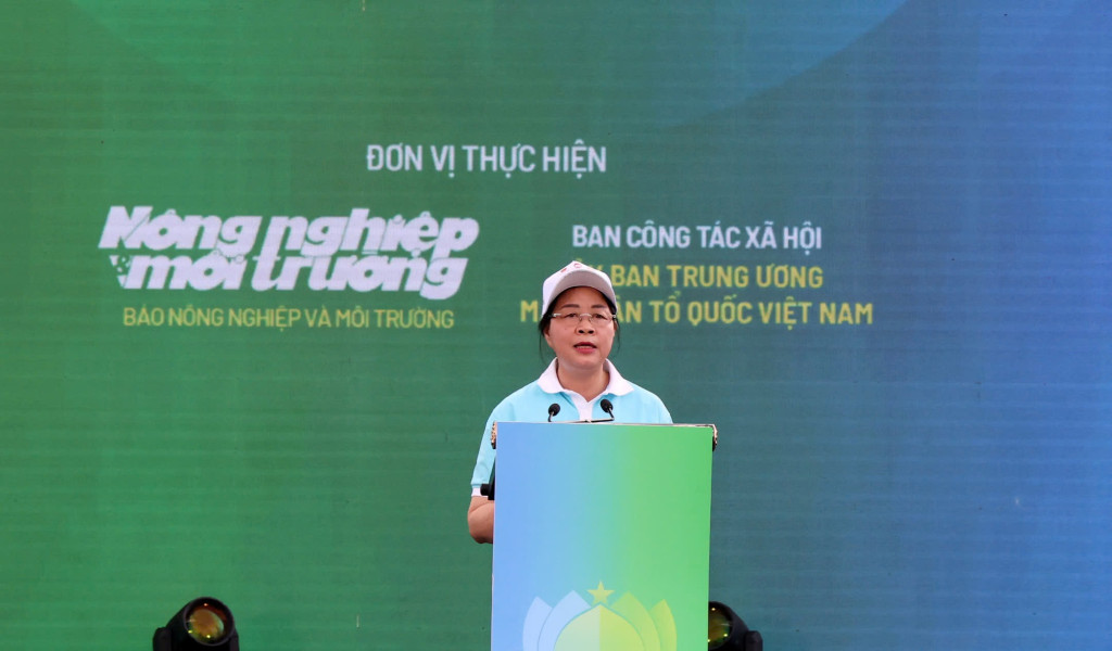 Chủ tịch Ủy ban Trung ương MTTQ Việt Nam Bùi Thị Minh Hoài phát động phong trào thi đua 