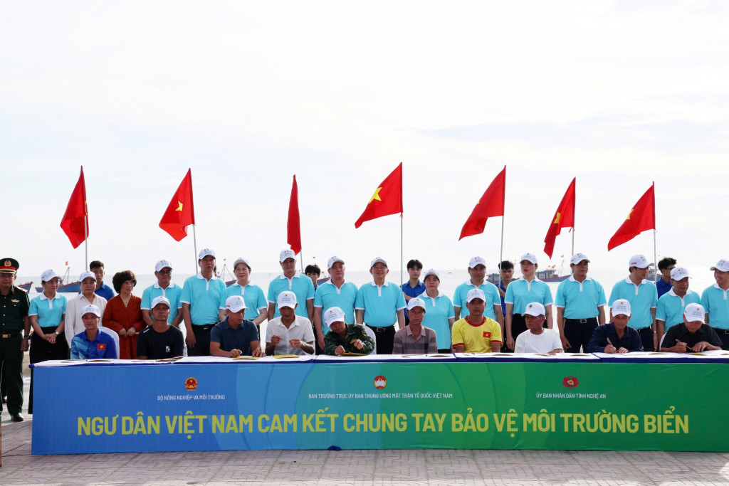 Các đồng chí lãnh đạo và đại biểu chứng kiến các ngư dân tiêu biểu ký cam kết Bảo vệ môi trường (Ảnh: VGP/Gia Huy)