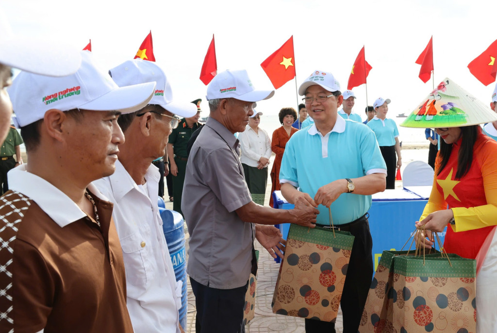 Phó Thủ tướng Chính phủ Hồ Quốc Dũng tặng quà ngư dân (Ảnh: VGP/Gia Huy)