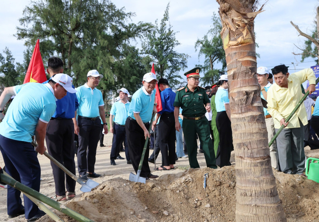 Phó Thủ tướng cùng các đại biểu trồng dừa tại công viên ven biển Cửa Lò, tỉnh Nghệ An (Ảnh: VGP/Gia Huy)