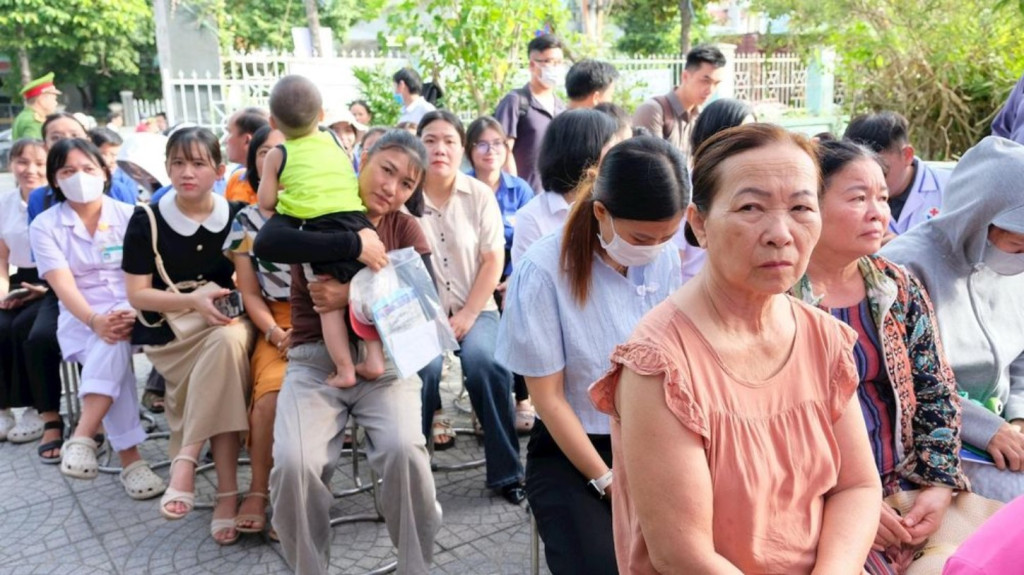 Từ sáng sớm, rất đông người dân đã có mặt tham gia khám sức khỏe miễn phí (Ảnh: TL)