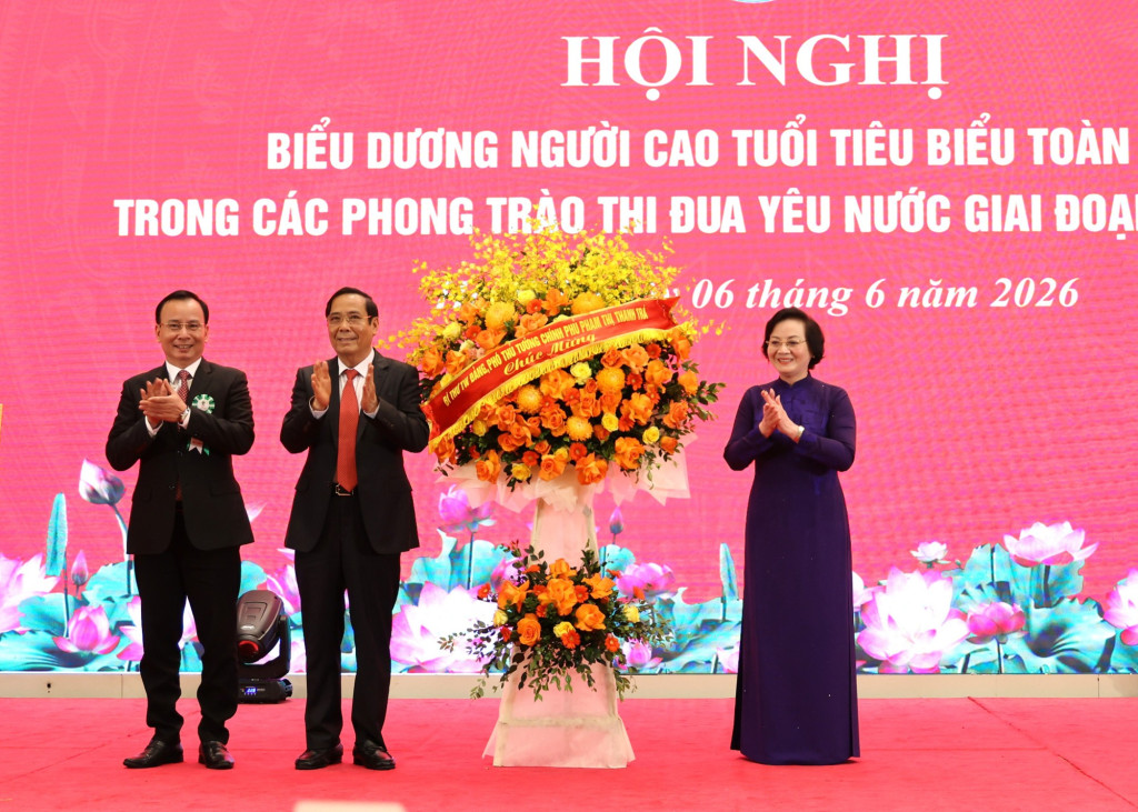 Phó Thủ tướng Phạm Thị Thanh Trà tặng hoa chúc mừng kỷ niệm 85 năm Ngày Truyền thống Người cao tuổi Việt Nam -(Ảnh: VGP/Thu Giang)