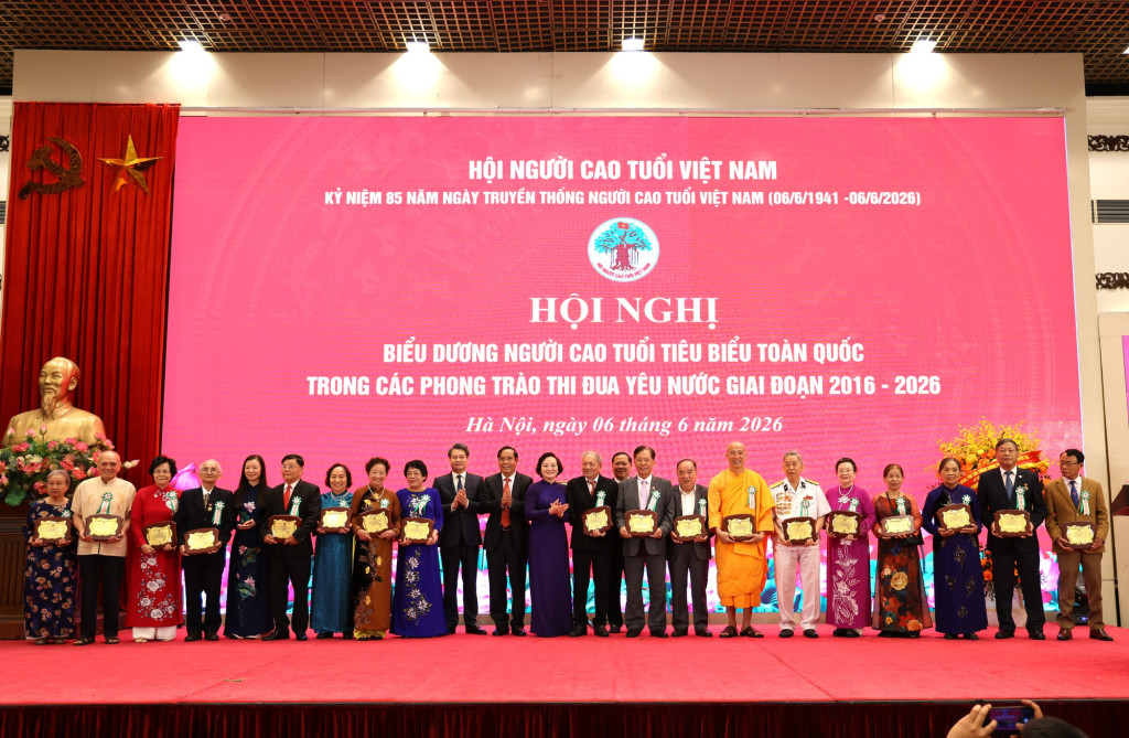Phó Thủ tướng và các đại biểu chúc mừng người cao tuổi tiêu biểu (Ảnh: VGP/Thu Giang)