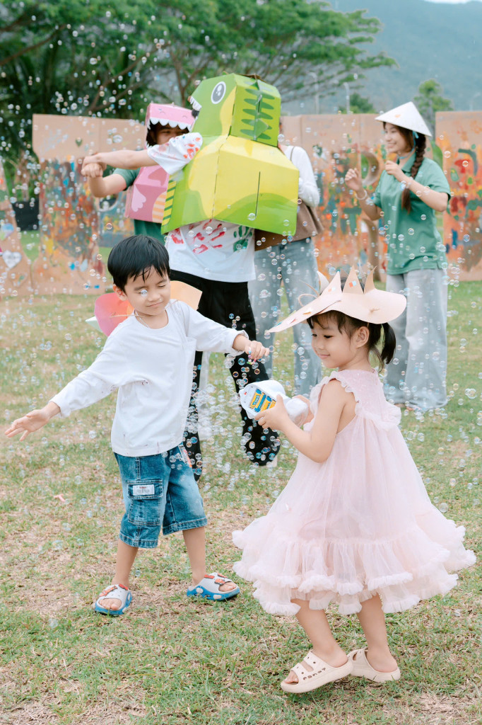 Các bạn nhỏ cùng chơi tại ngày hội