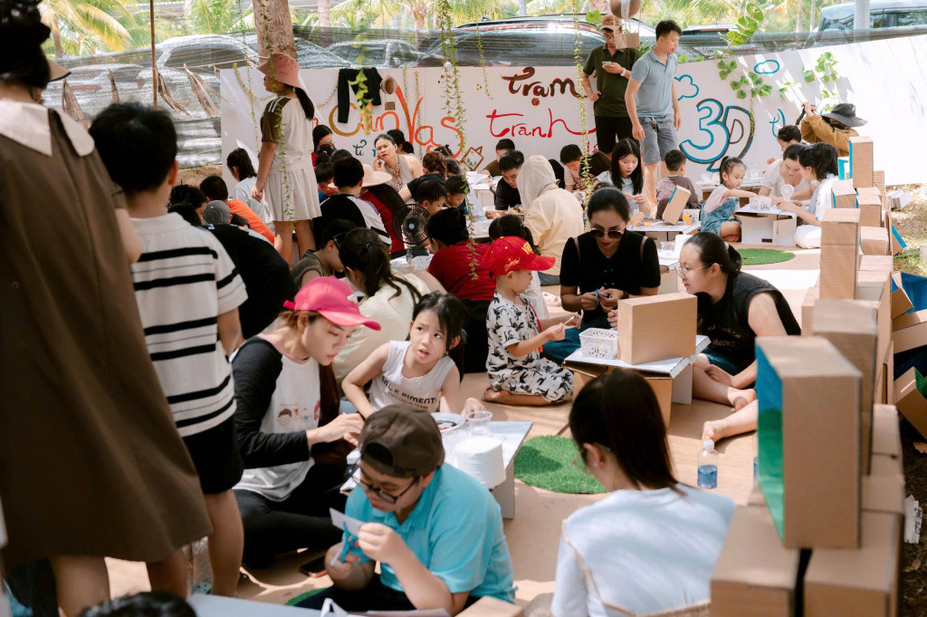 Phụ huynh cùng con tham gia các workshop tại Ngày hội