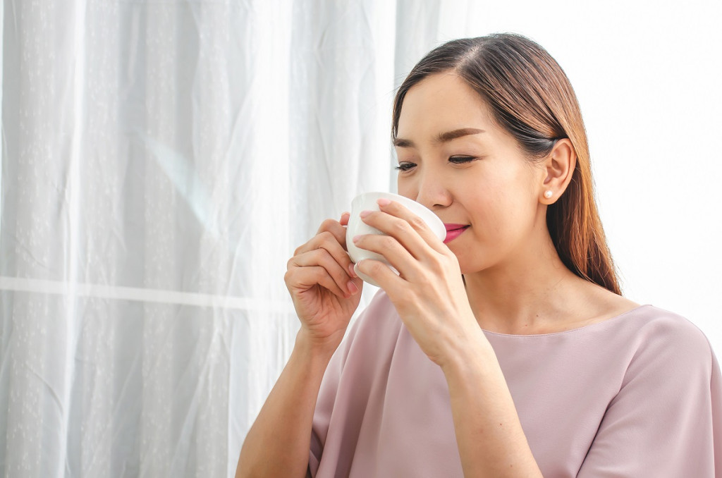 Sử dụng trà xanh kết hợp với chế độ ăn uống lành mạnh (Ảnh: Sưu tầm)