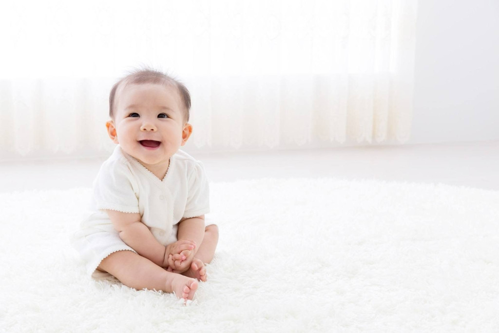 Quan sát và hỗ trợ trẻ trong giai đoạn tập ngồi (Ảnh: Sưu tầm)