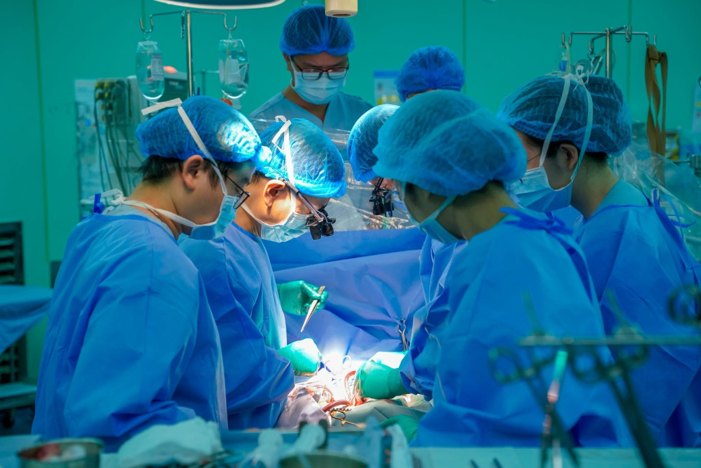 Các thành viên trong ê-kíp tiến hành phẫu thuật ghép tim cho người bệnh (Ảnh: BVCC)