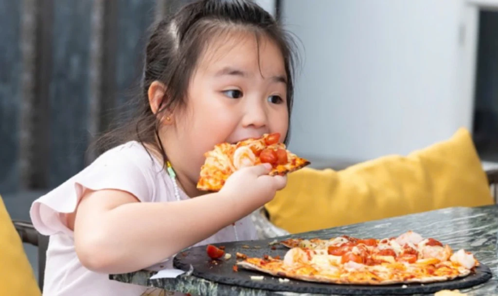 Thức ăn nhanh khiến trẻ dễ béo phì dẫn đến tình trạng dậy thì sớm (Ảnh: Sưu tầm)