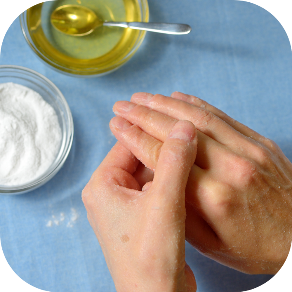 Dùng baking soda chà nhẹ lên tay (Ảnh: Sưu tầm)